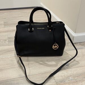 Michael Kors 3 pocket bag with removable strap